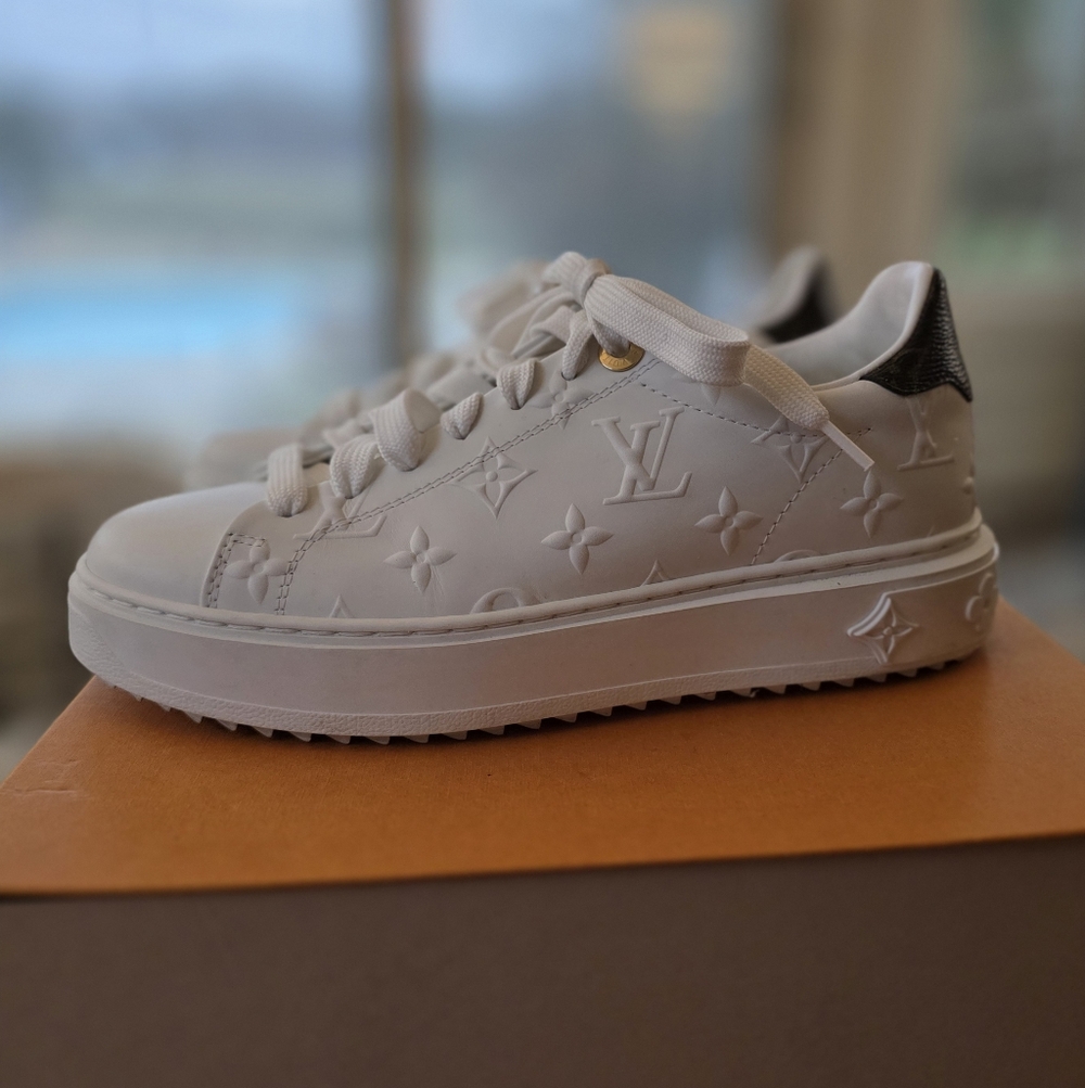 Louis Vuitton White Monogram Sneakers, Perfect Condition! Size 7 - Picture 2 of 4